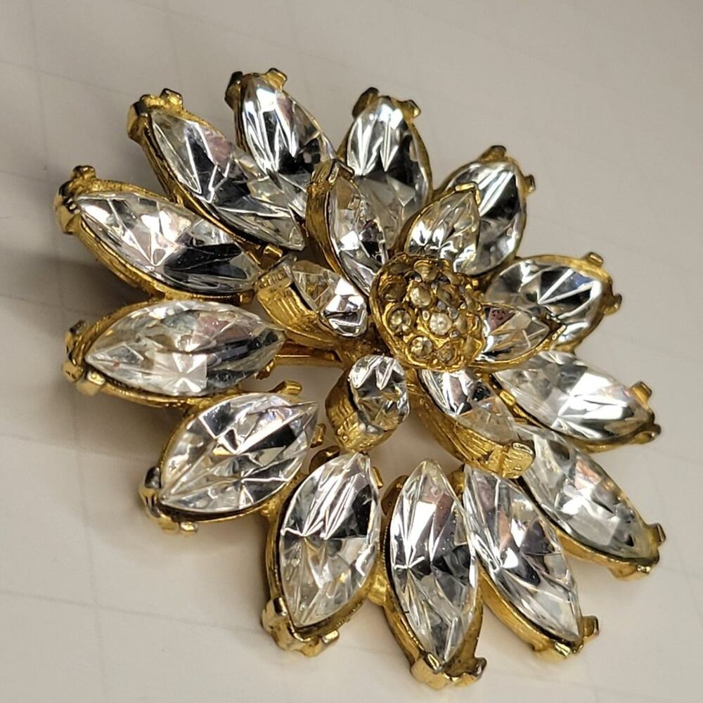 Gorgeous Vintage Glass Crystal Rhine Stone Flower Brooch